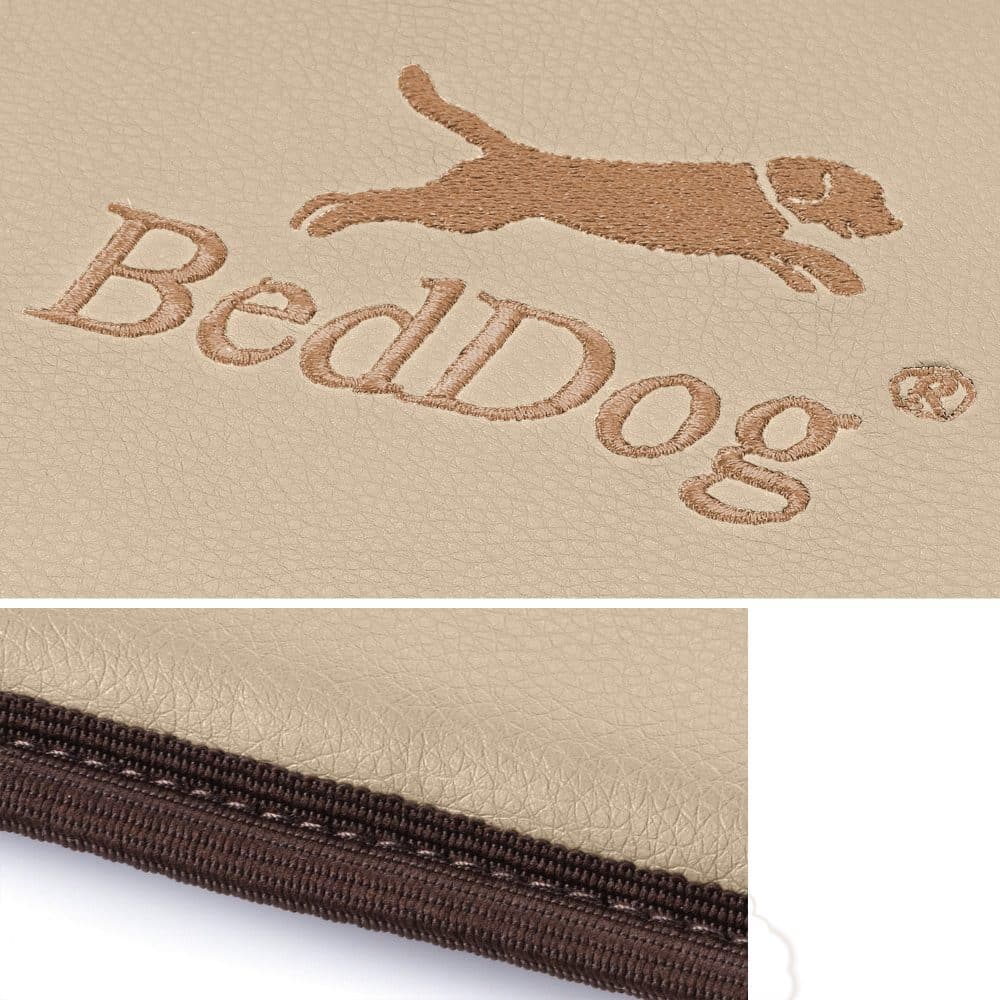 Hundematte Polly Melange (Beige) aus Kunstleder - Nahaufnahme Verschluss und Logo
